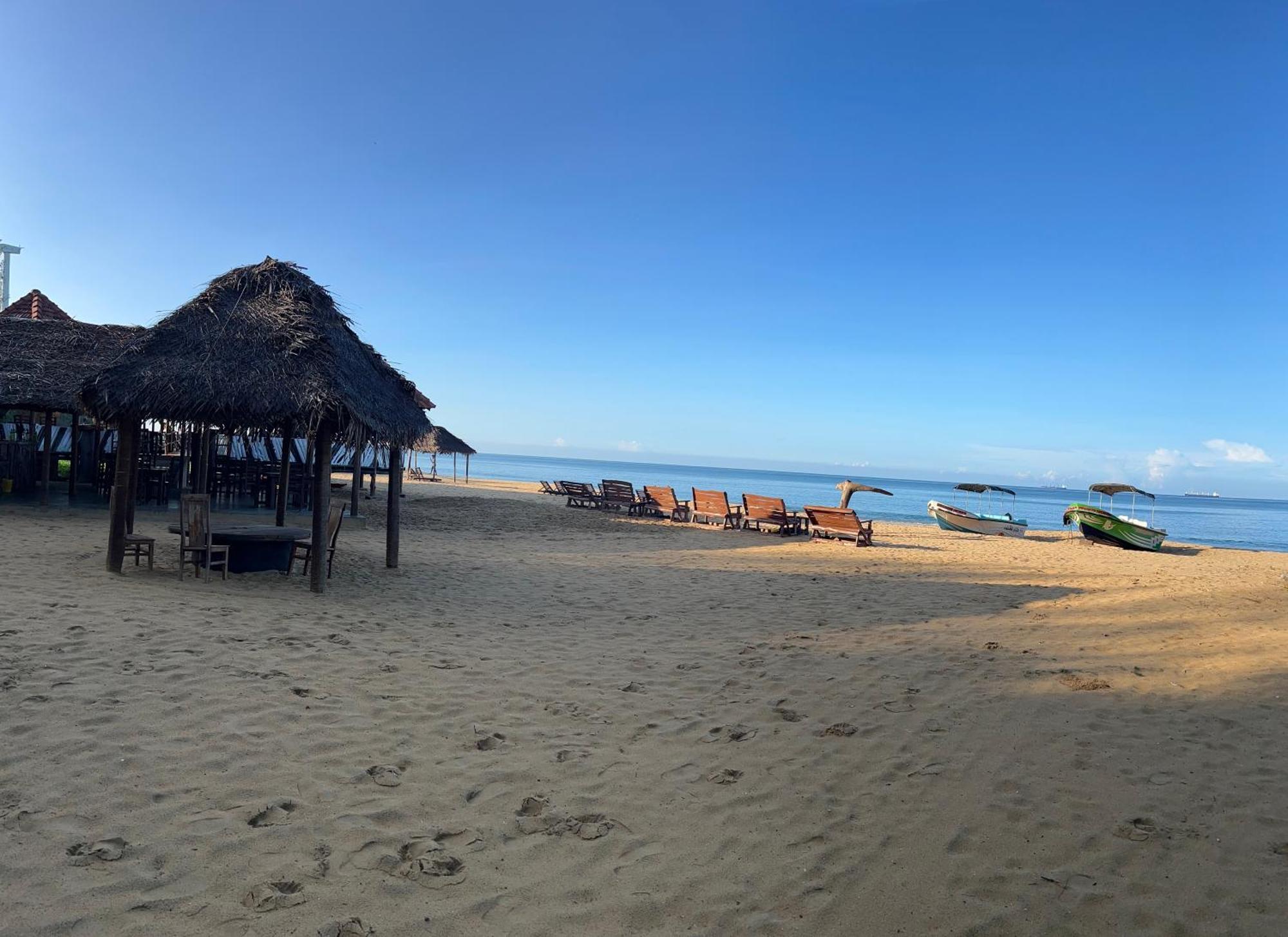 Omeesha Beach Hotel Kalpitiya Exterior photo