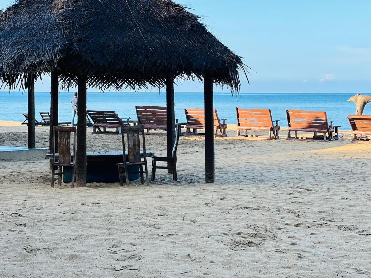 Omeesha Beach Hotel Kalpitiya Exterior photo