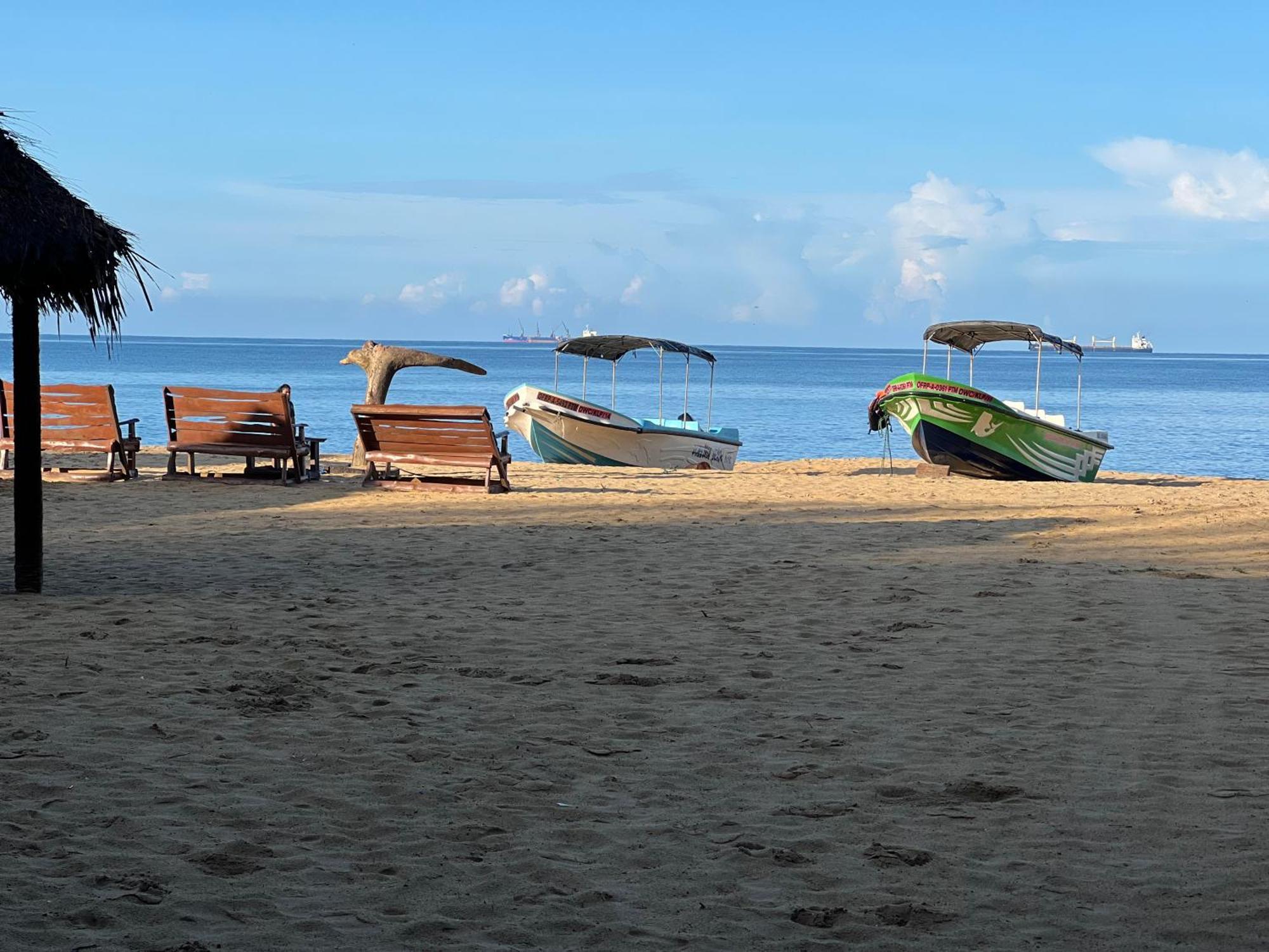 Omeesha Beach Hotel Kalpitiya Exterior photo