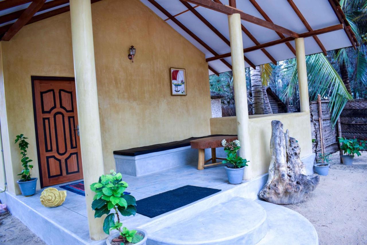 Omeesha Beach Hotel Kalpitiya Exterior photo